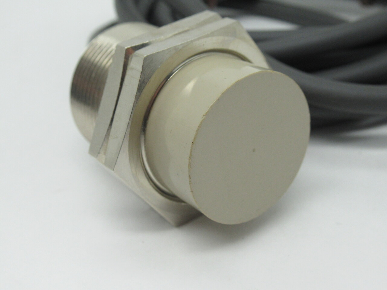 Omron TL-X18MC1-GE Proximity Switch 12-24VDC NPN NO 18mm Distance SHELF WEAR NOP