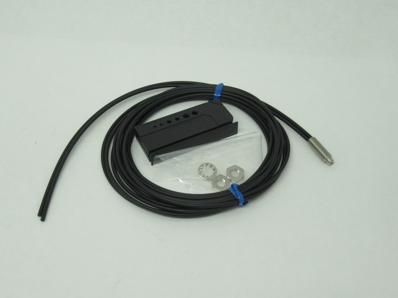 Baumer FCE 200C1Y00 Plastic Fiber Optic Cable 200cm L 400mm Distance NWB