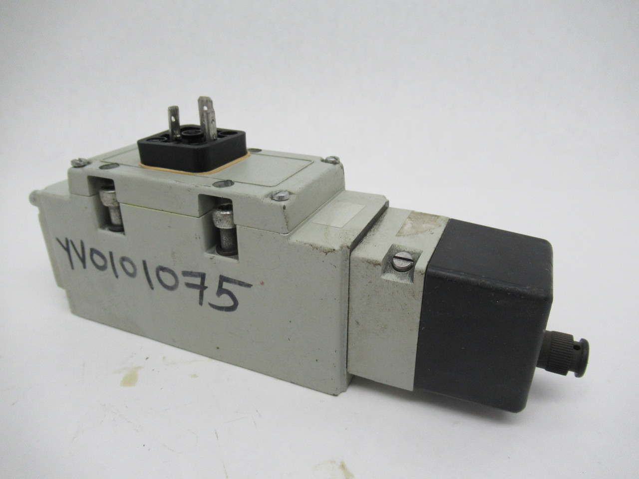 Numatics 123BA400LP6253C Pneumatic Valve 6 Amp USED
