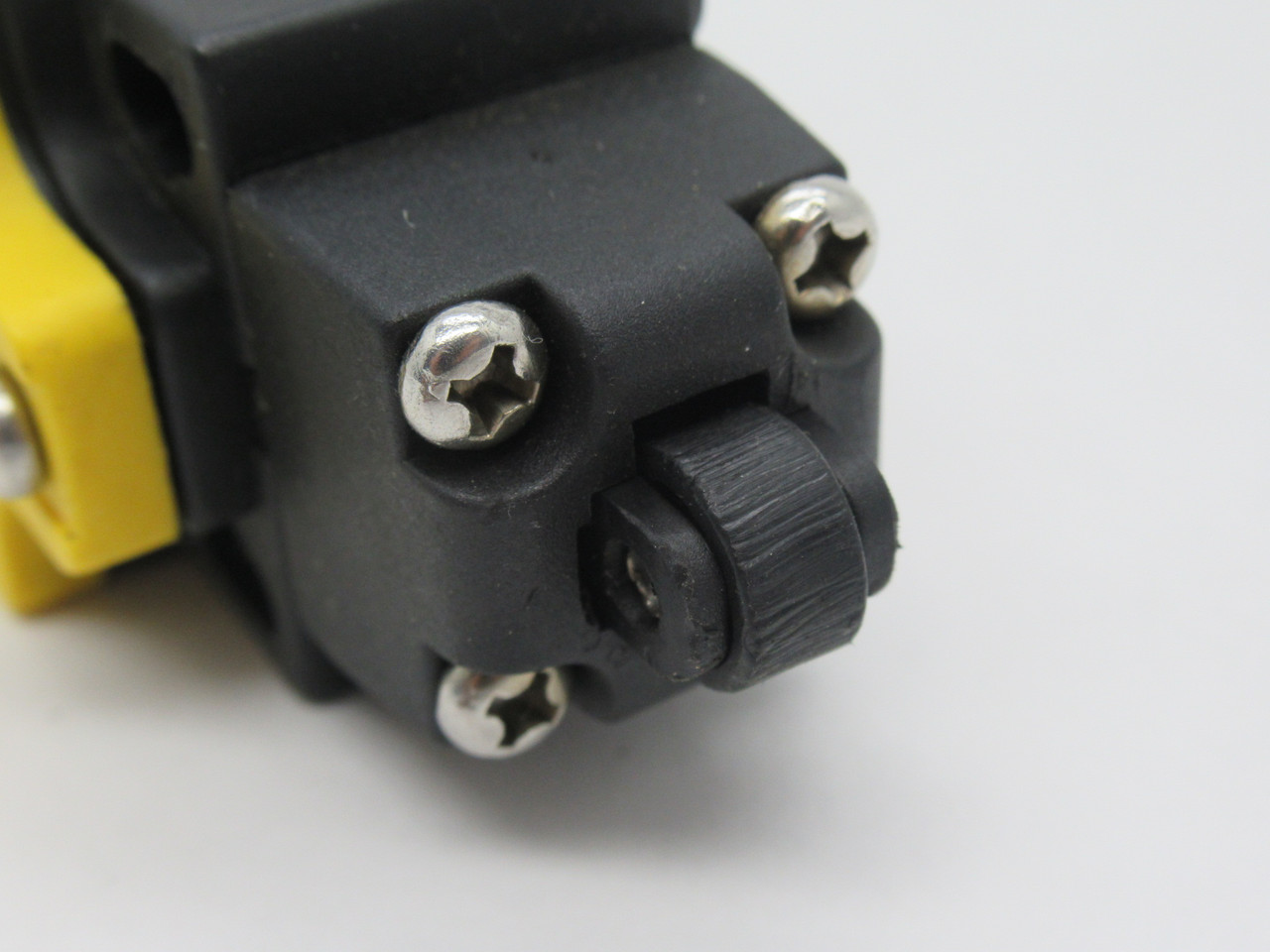 SICK i10-PA213 Electro-Mechanical Safety Switch 1NO 2NC 230V 10A 3A USED