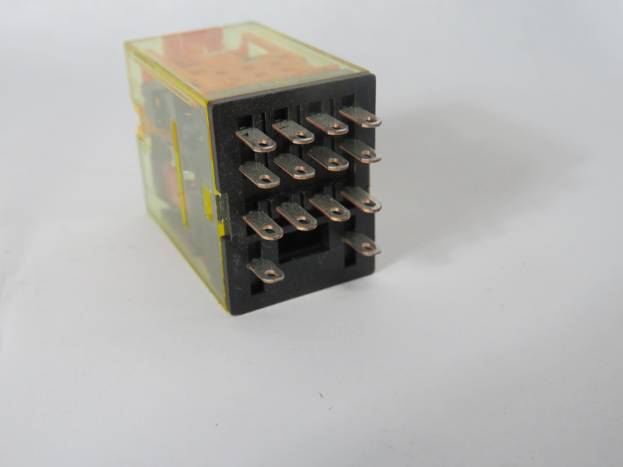Idec RU4S-A220 General Relay 220-240VAC 50/60Hz 6A 14 Blade USED