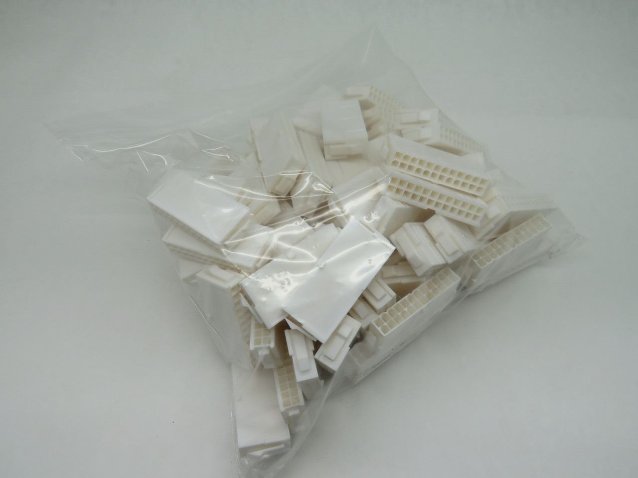 Molex 39-01-2246 Mini Fit Jr. Plug Housing White 24 Circuit 94V-0 Lot of 82 NOP
