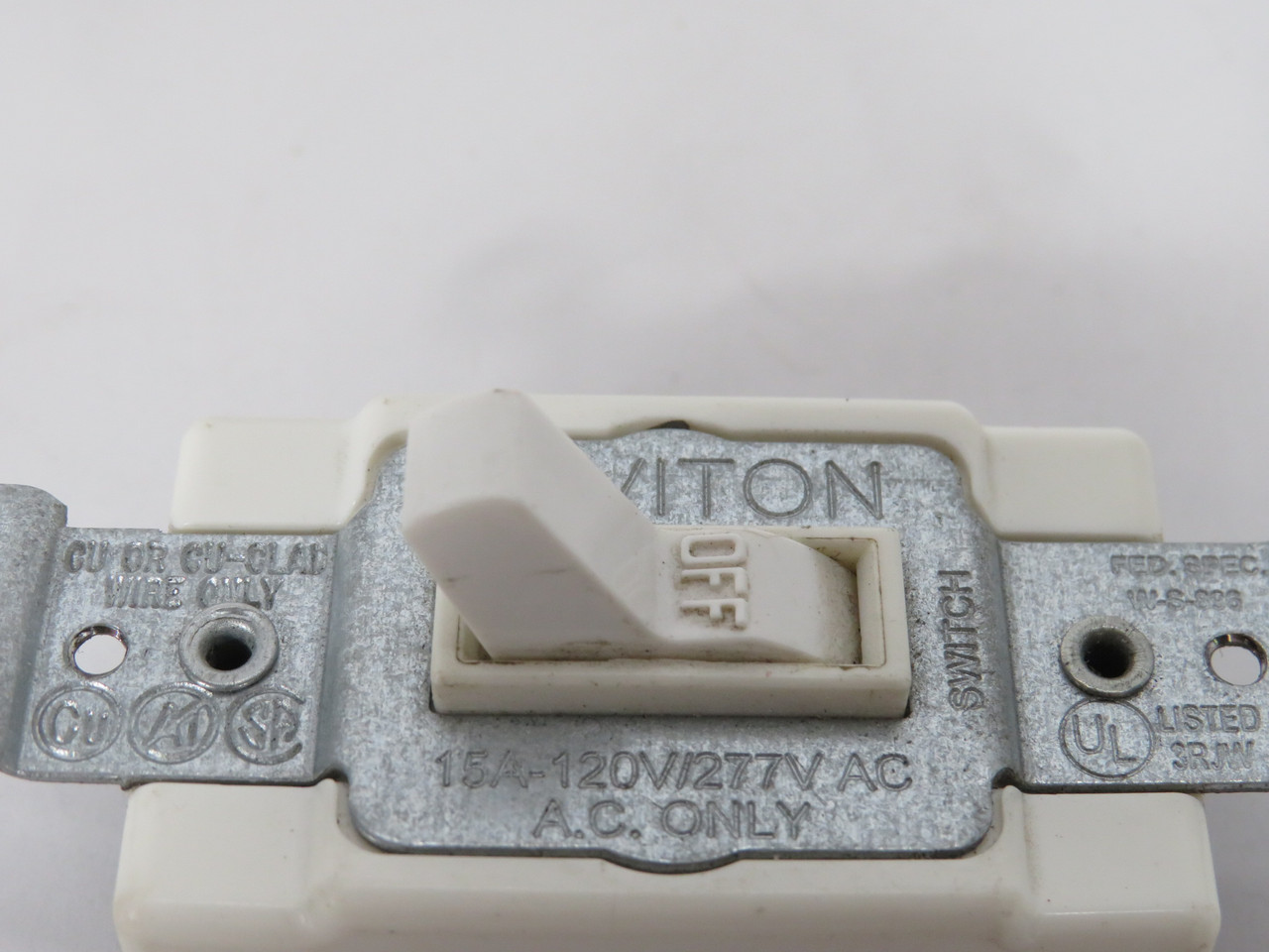 Leviton 1101-CW Commercial White Toggle Switch 15A 120/277VAC 1P USED