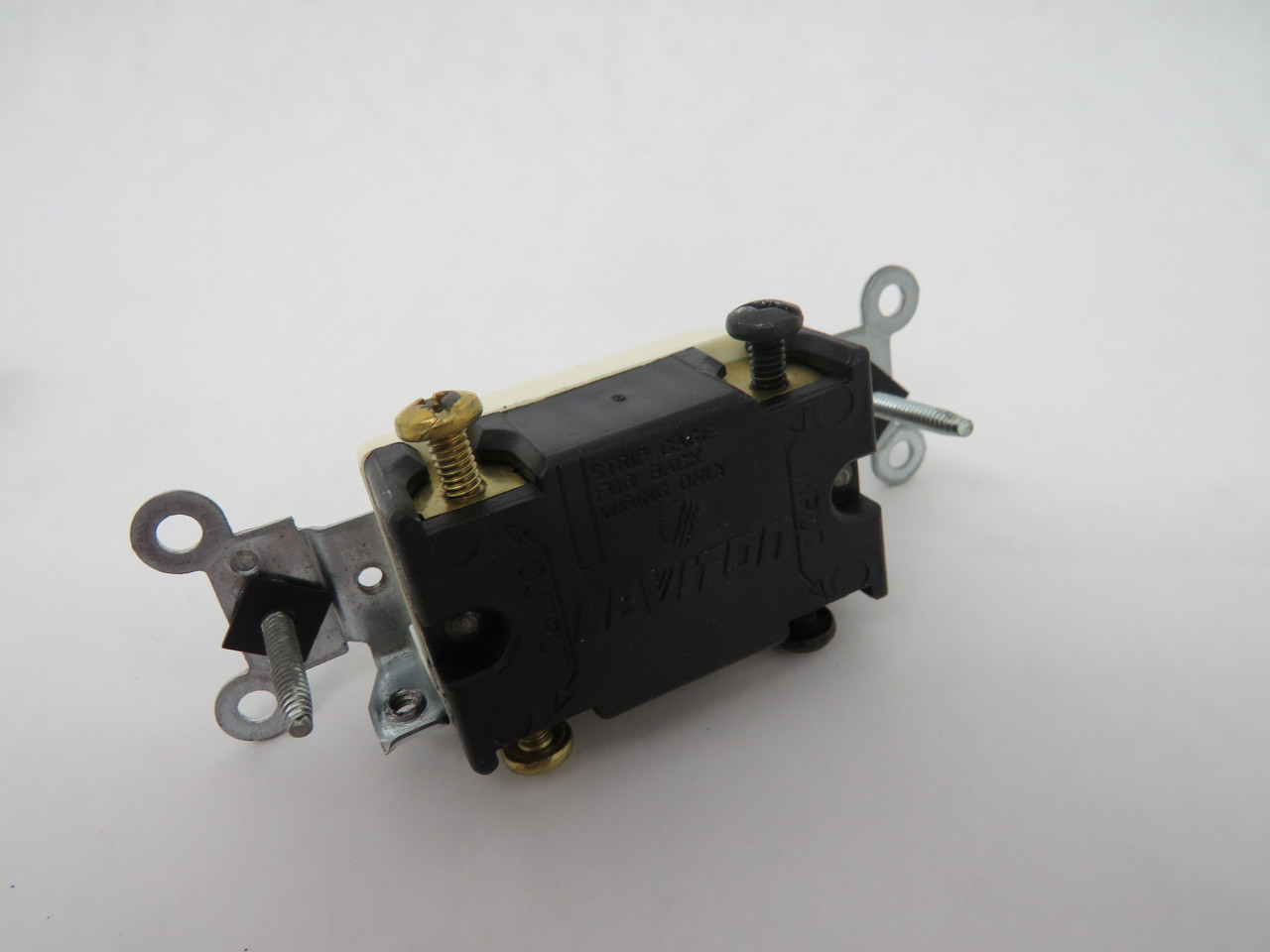 Leviton 1104-CW Commercial Grade White Toggle Switch 15A 120V 4-Way BOX DMG NEW