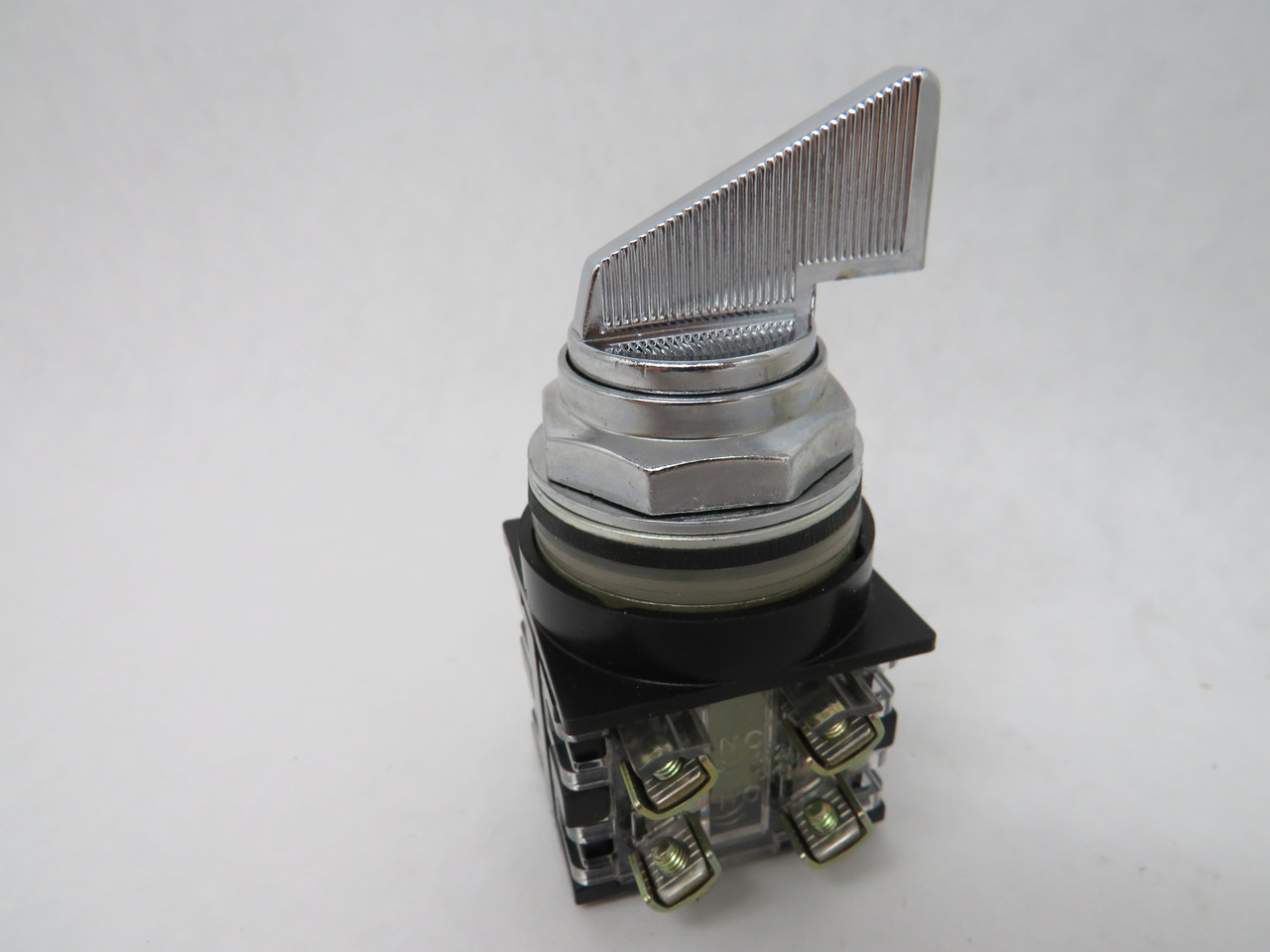 General Electric CR104PSM32A92 Oil Tight Selector Switch 3Pos 2NC 2NO NEW
