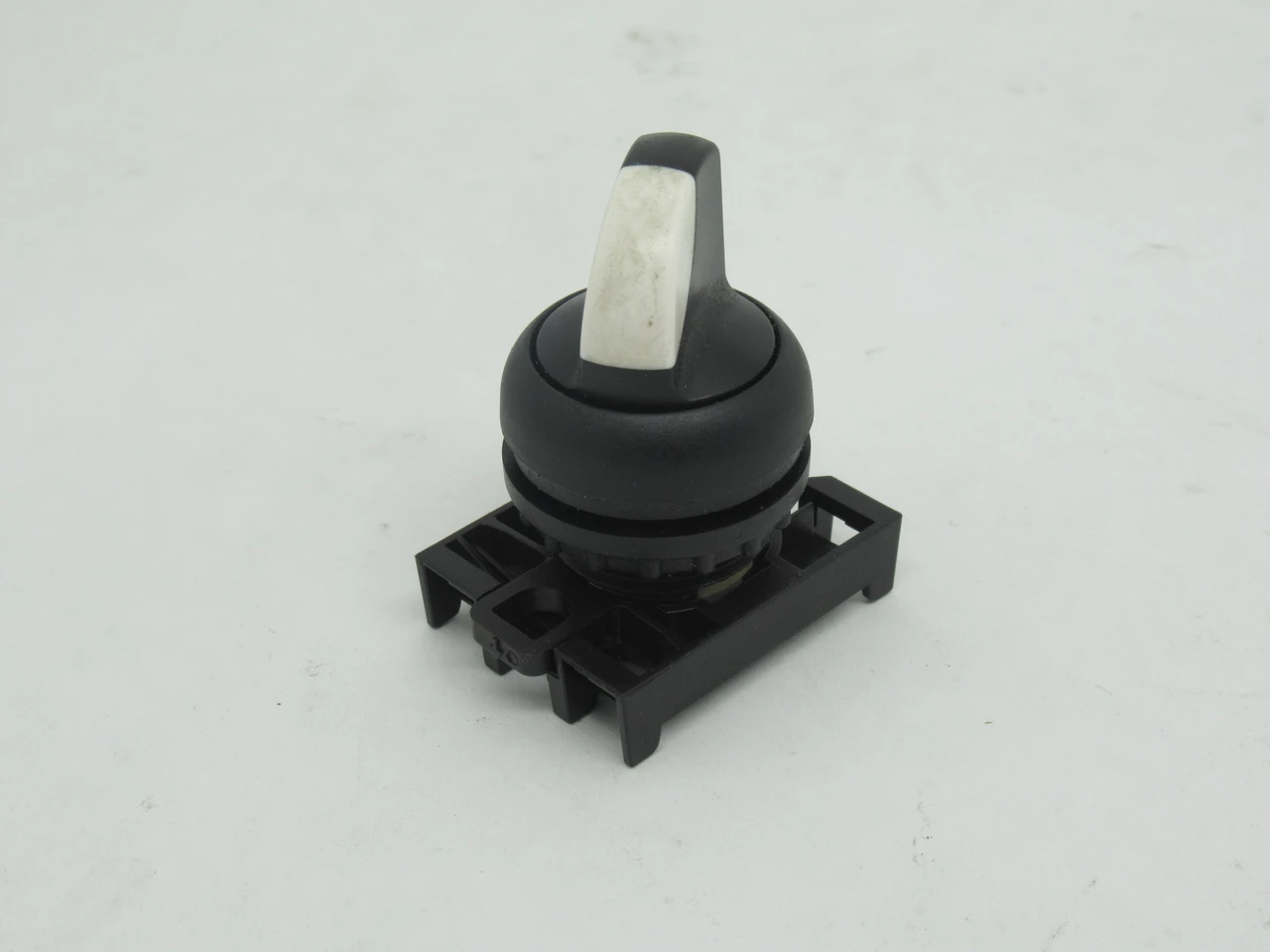 Eaton M22-WKV Selector Switch 2-Position w/ M22A Mount USED