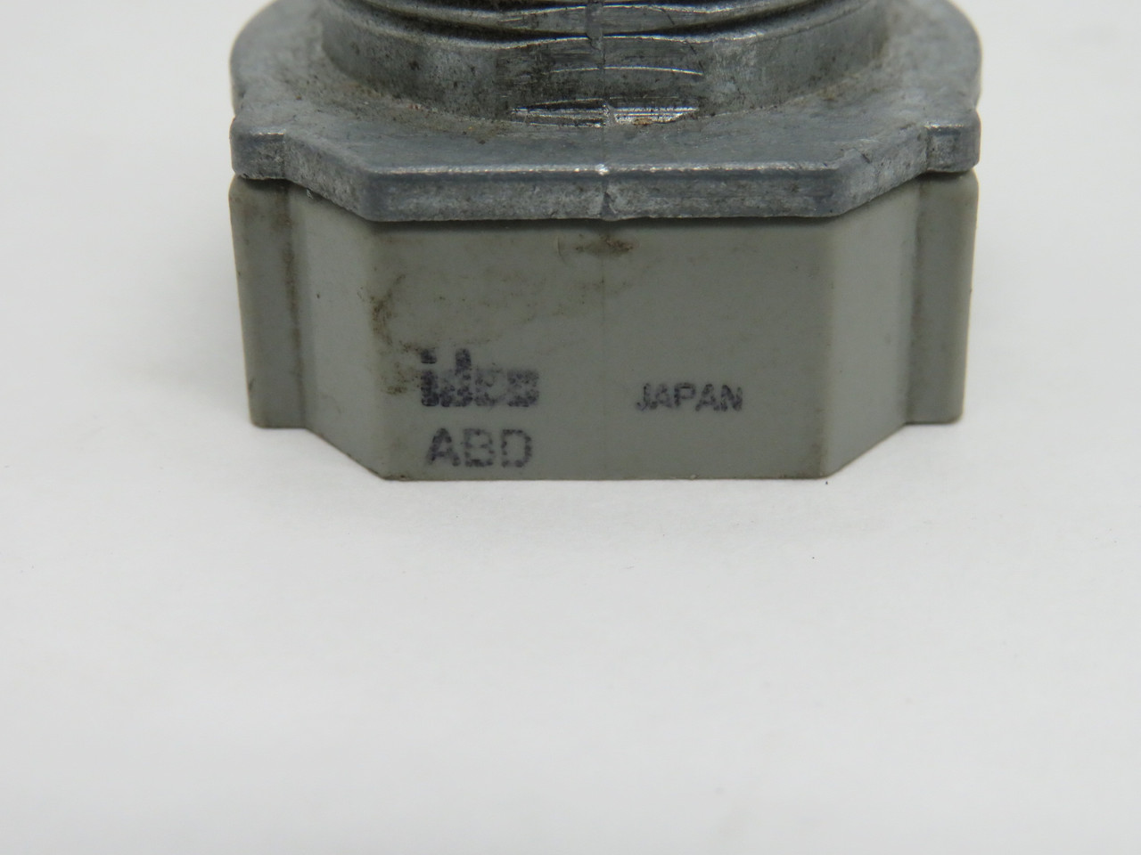 IDEC ABD-100 Non-Illuminated Momentary Push Button Operator USED