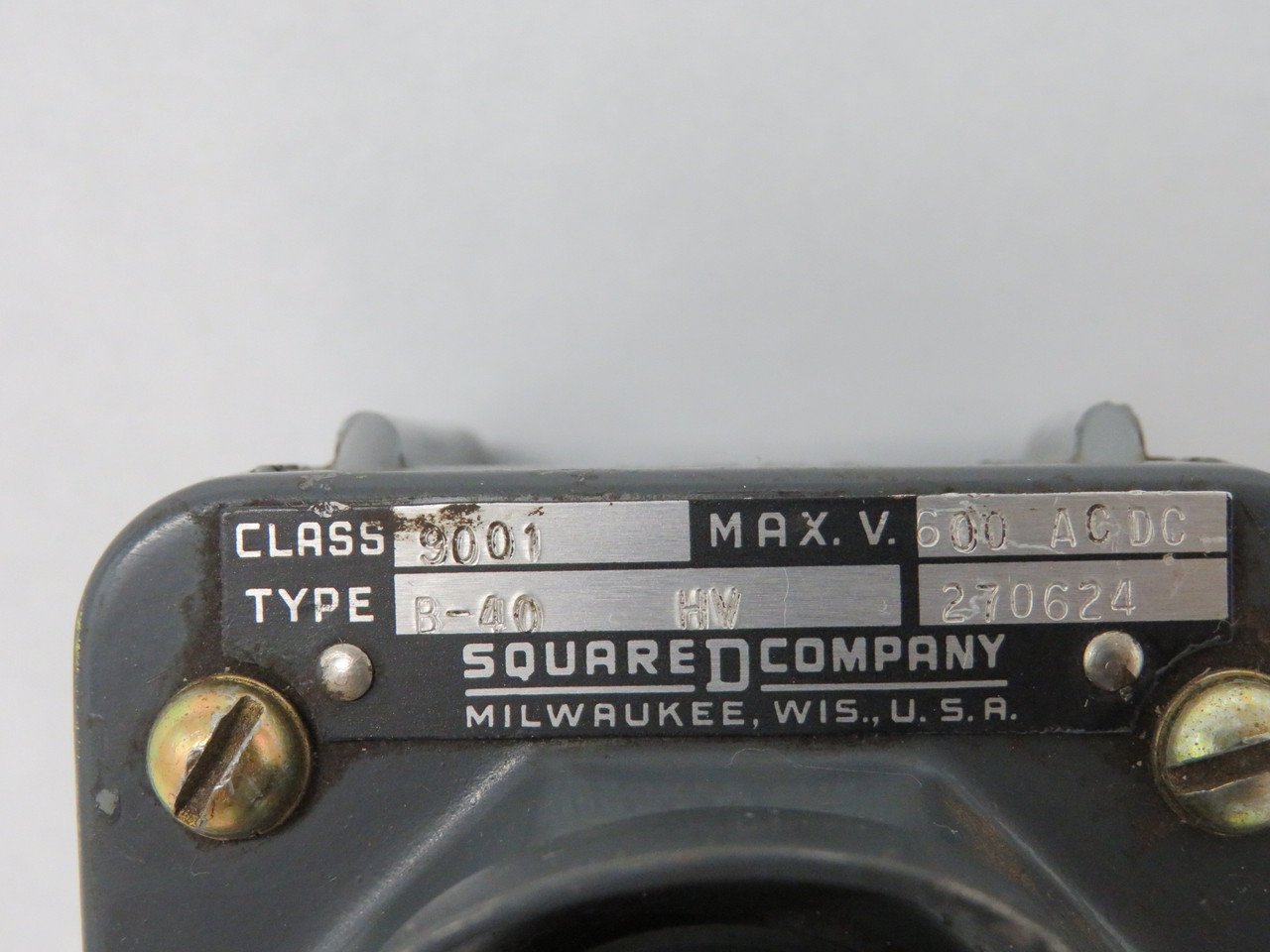 Square D 9001-B40 Dual Push Button Control Station 600VAC USED