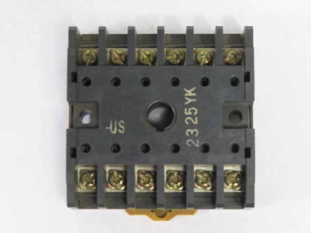 Omron P2A-12BA Relay Socket 12-Pin USED