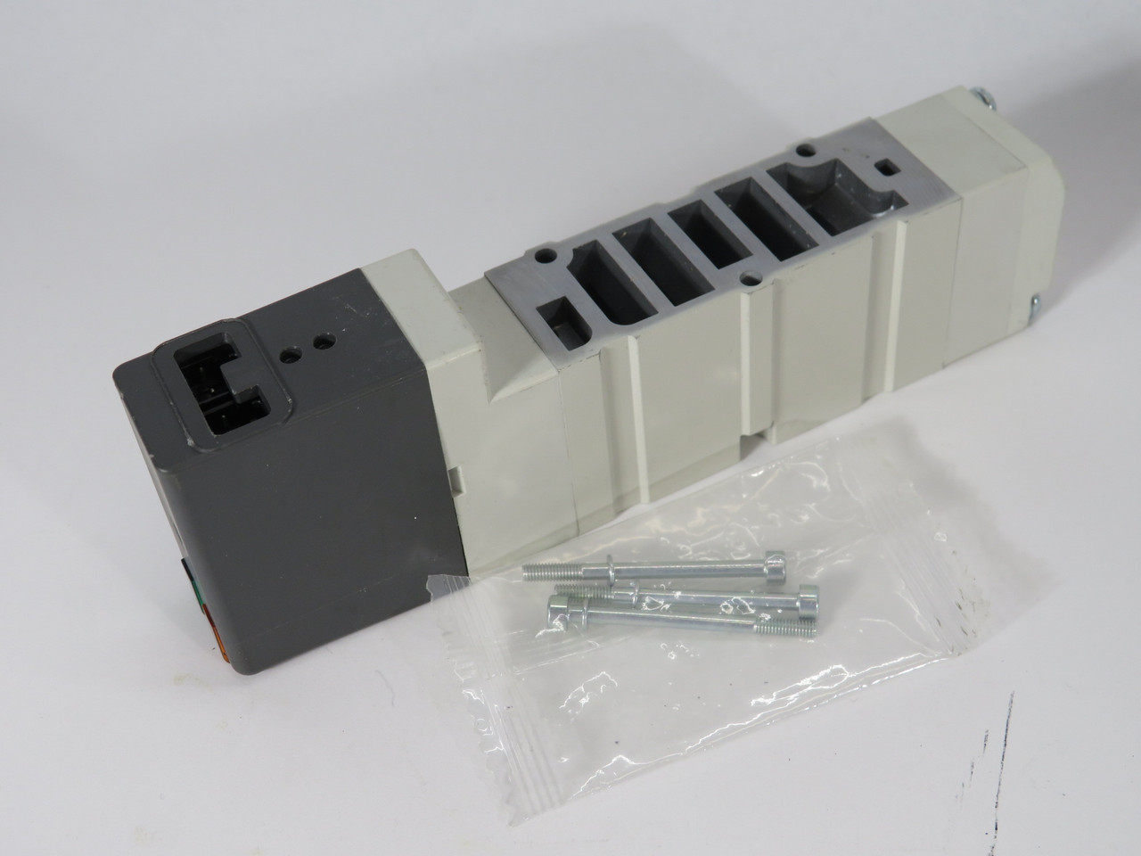 SMC VQC4201-51 Solenoid Valve w/Screws 24VDC 0.15~1.0mPa NOP