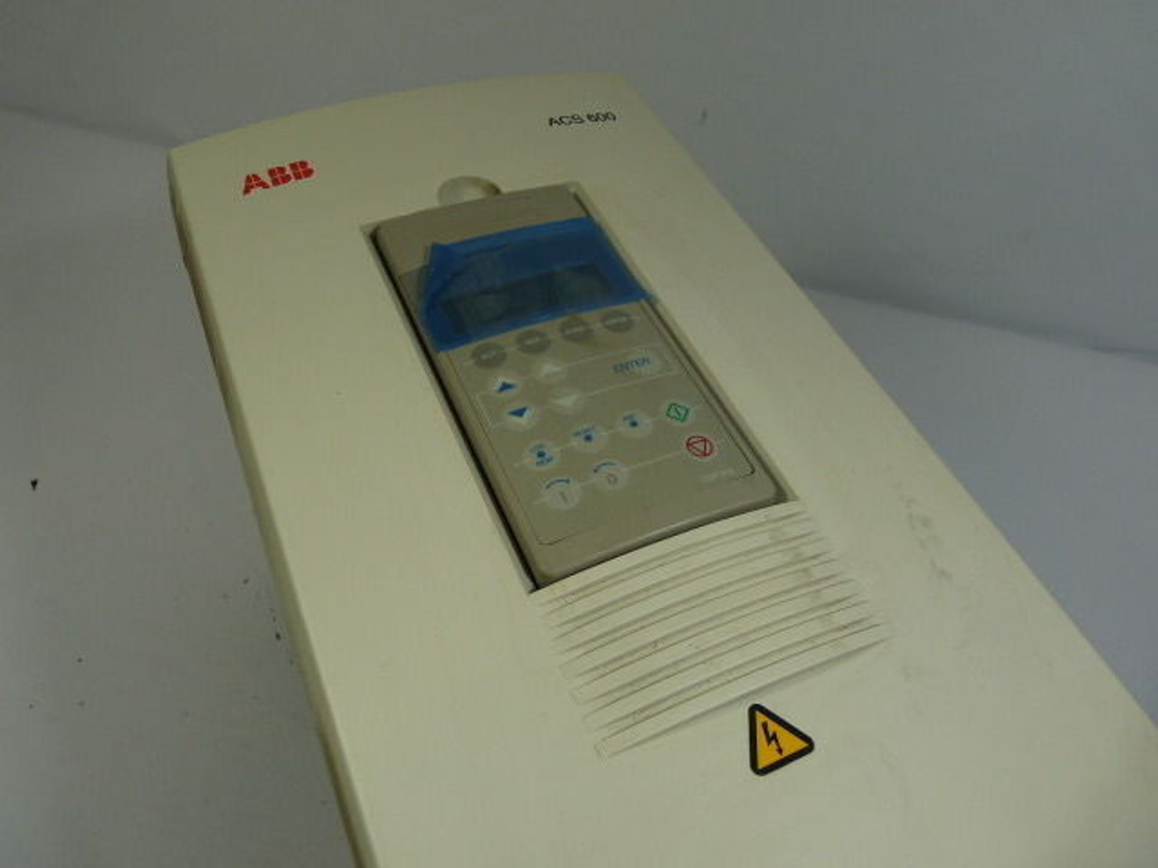 ABB ACS601-0006-2-000B1500801 AC Drive 3Ph 208-240V 12/9.4A 48-63Hz USED