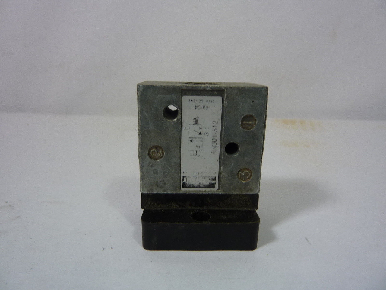 Parker 4N301-312 Pneumatic Pilot Valve 1/8" USED