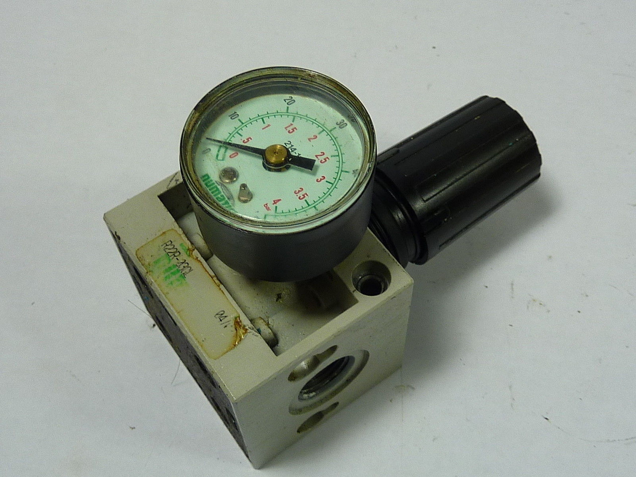 Numatics R22R-03GL Regulator 0-60psi USED