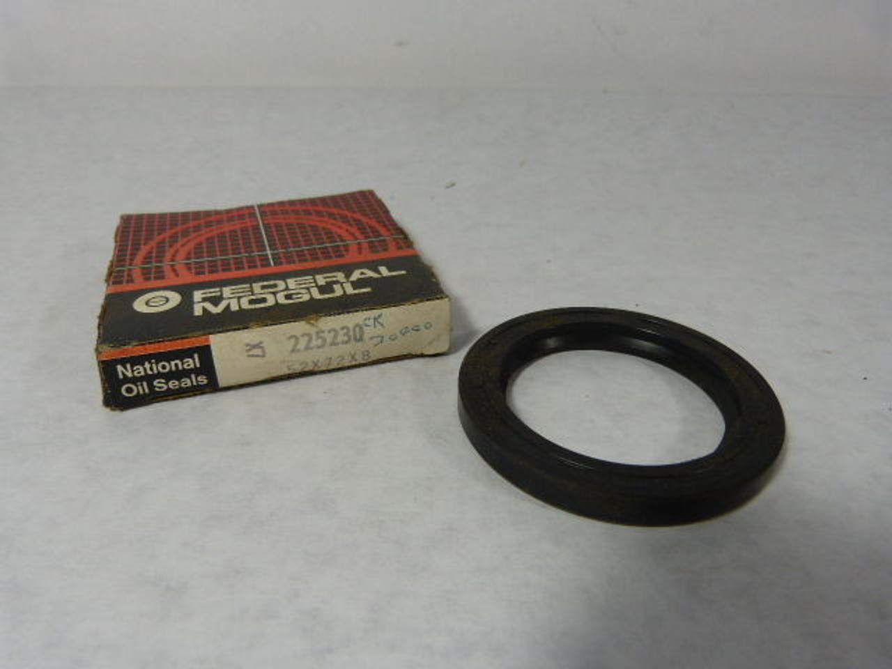 Federal Mogul 225230 Oil Seal ! NEW !