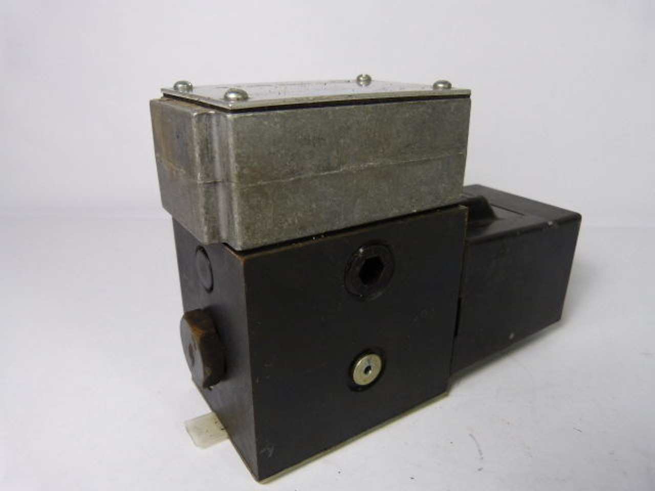 Vickers DG4S4W-016A-H-60 Directional Valve USED