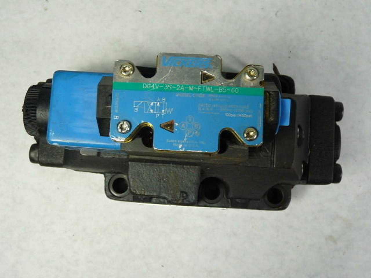 Vickers DG5S-8-2A-E-M-FTWL-B5-30 Directional Valve Assembly USED