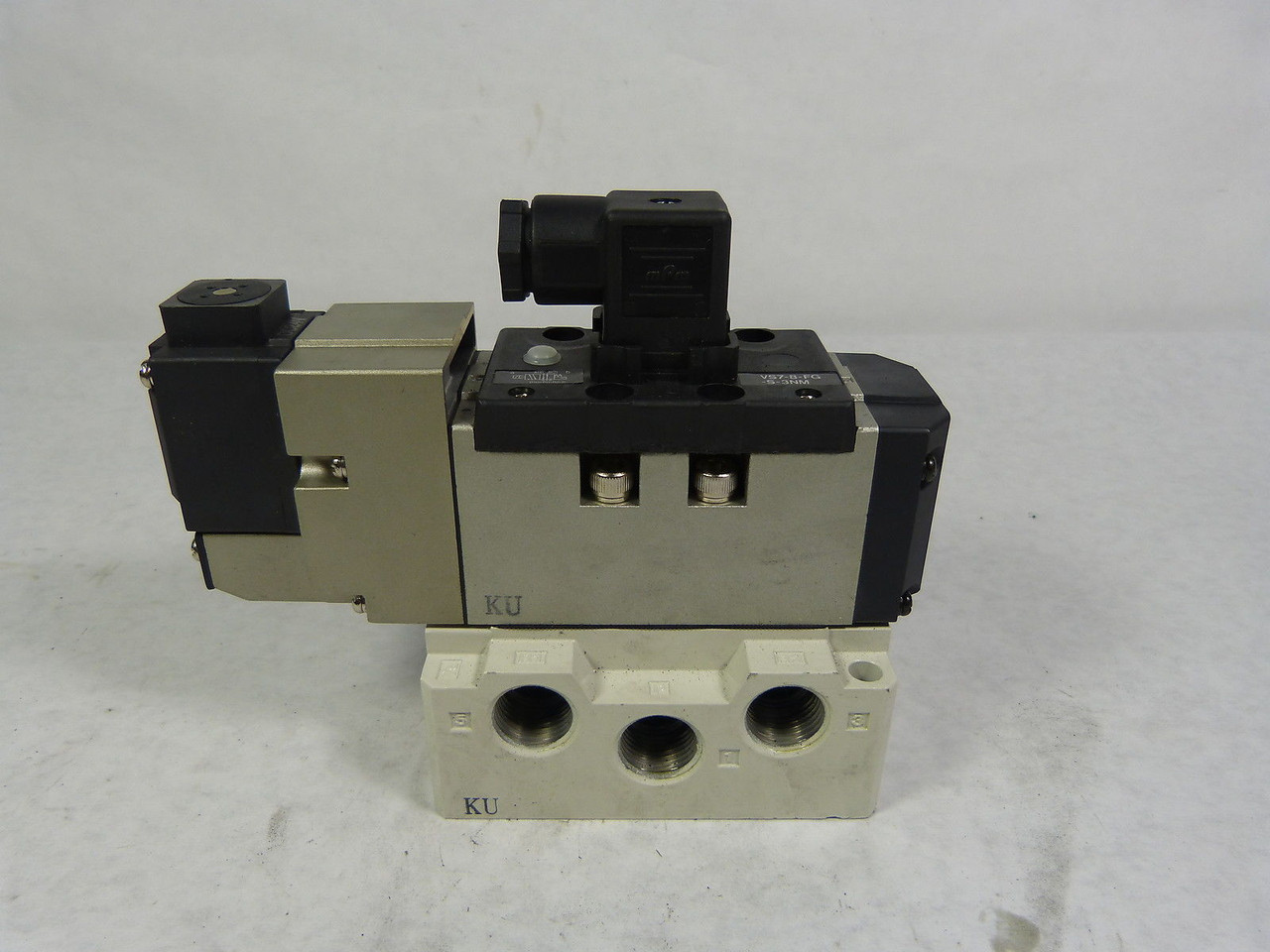 SMC VS7-8-FG-S-3NM Pneumatic Solenoid Valve USED