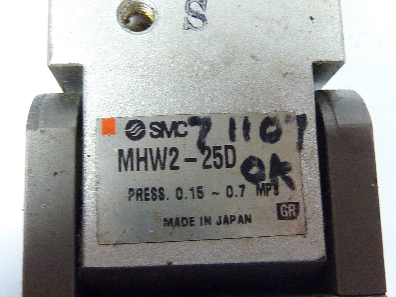 SMC MHW2-25D Pneumatic Air Gripper USED