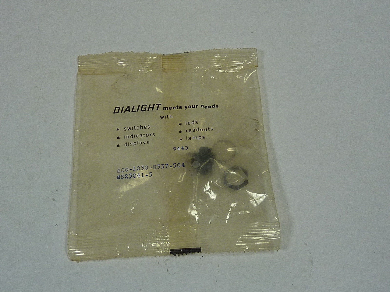 Dialight 800-1030-0337-504 Sub-Miniature Incandescent Lamp ! NEW !