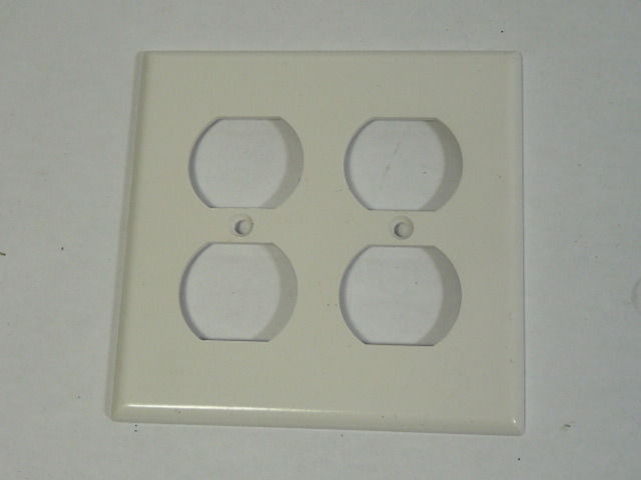 Leviton 001-88016 Duplex Device Receptacle Wallplate White USED