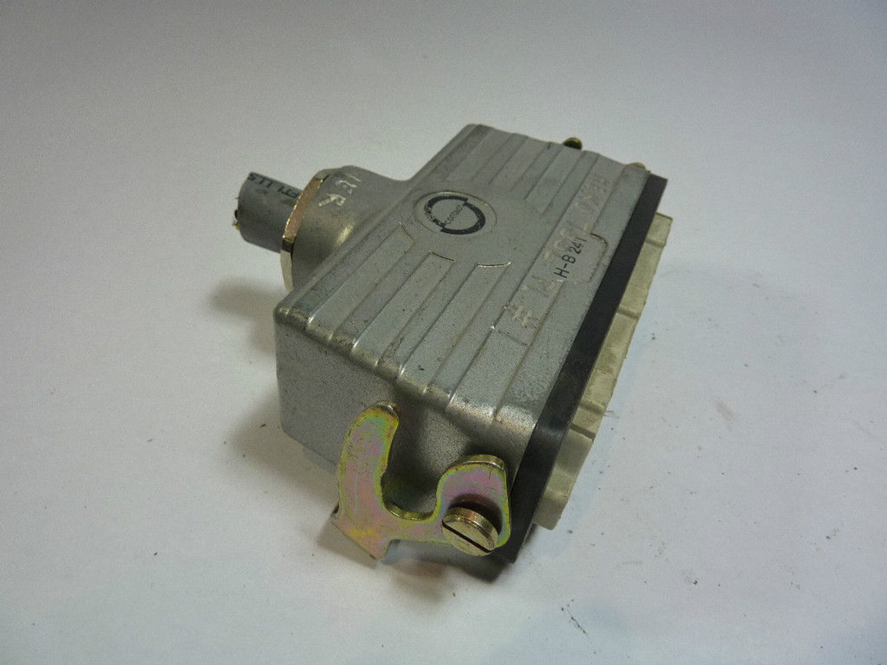 Contact H-B24T Plug Connector 600V USED