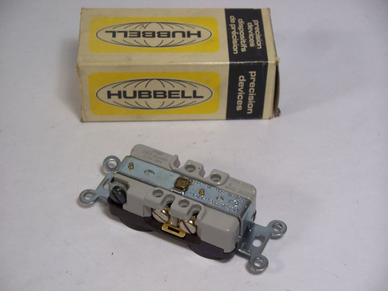 HUBBELL HBL5392 DUPLEX RECEPTACLE 20A 125V USED