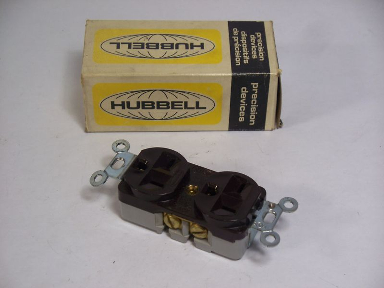 HUBBELL HBL5392 DUPLEX RECEPTACLE 20A 125V USED