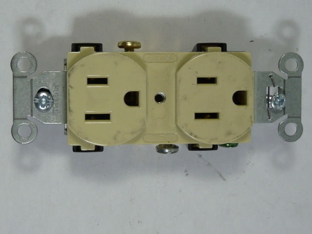 Hubbell CR15I Ivory Duplex Receptacle 15A 125V 3W 2P USED