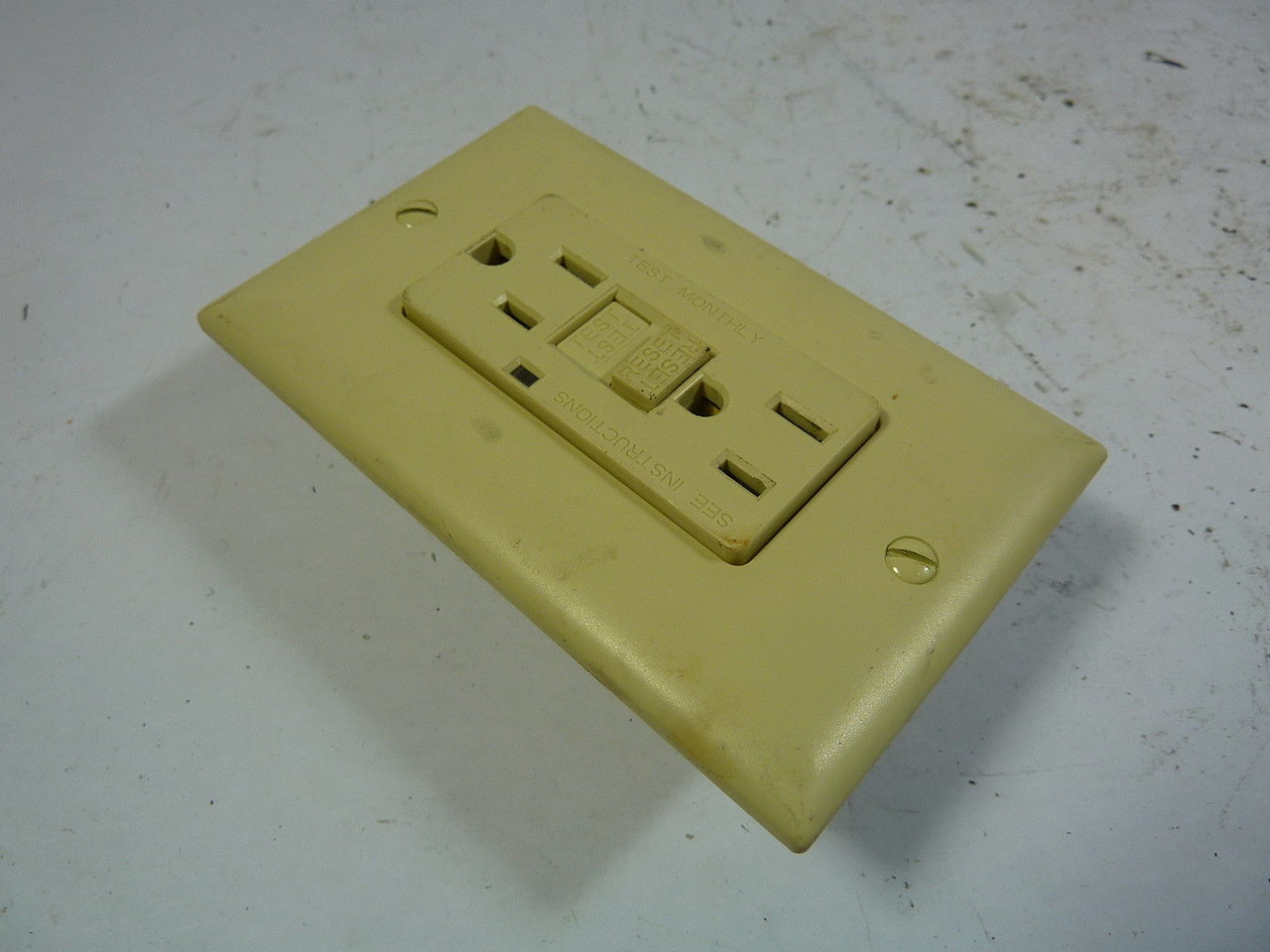 Pass Seymour B-389488 Receptacle 20 Amp 120V USED