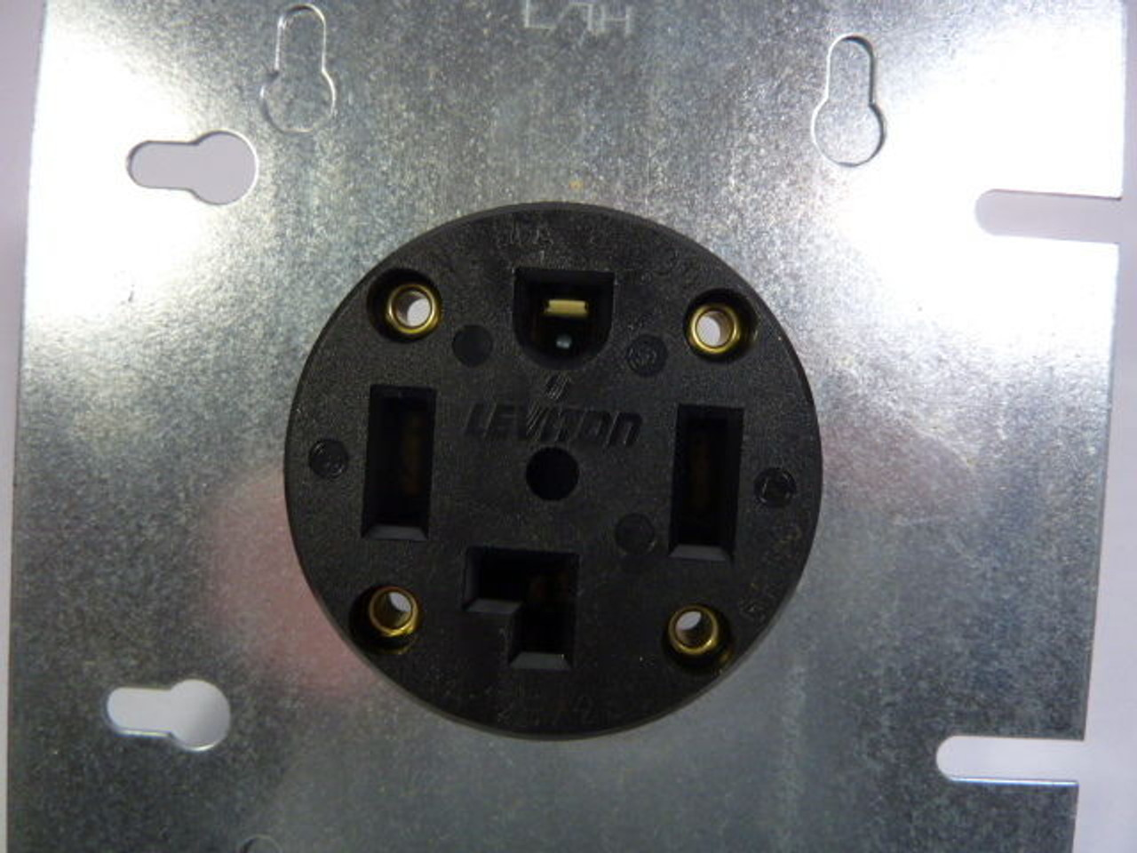 Leviton 278 Flush Mount Power Outlet 30A 125/250V ! NOP !