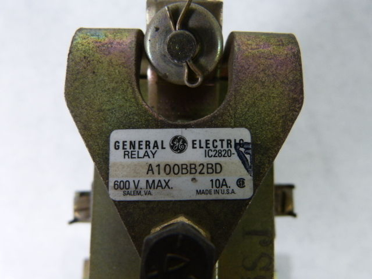 General Electric IC2820-A100BB2BD Relay Current Sensitive 600V 10A Coil USED