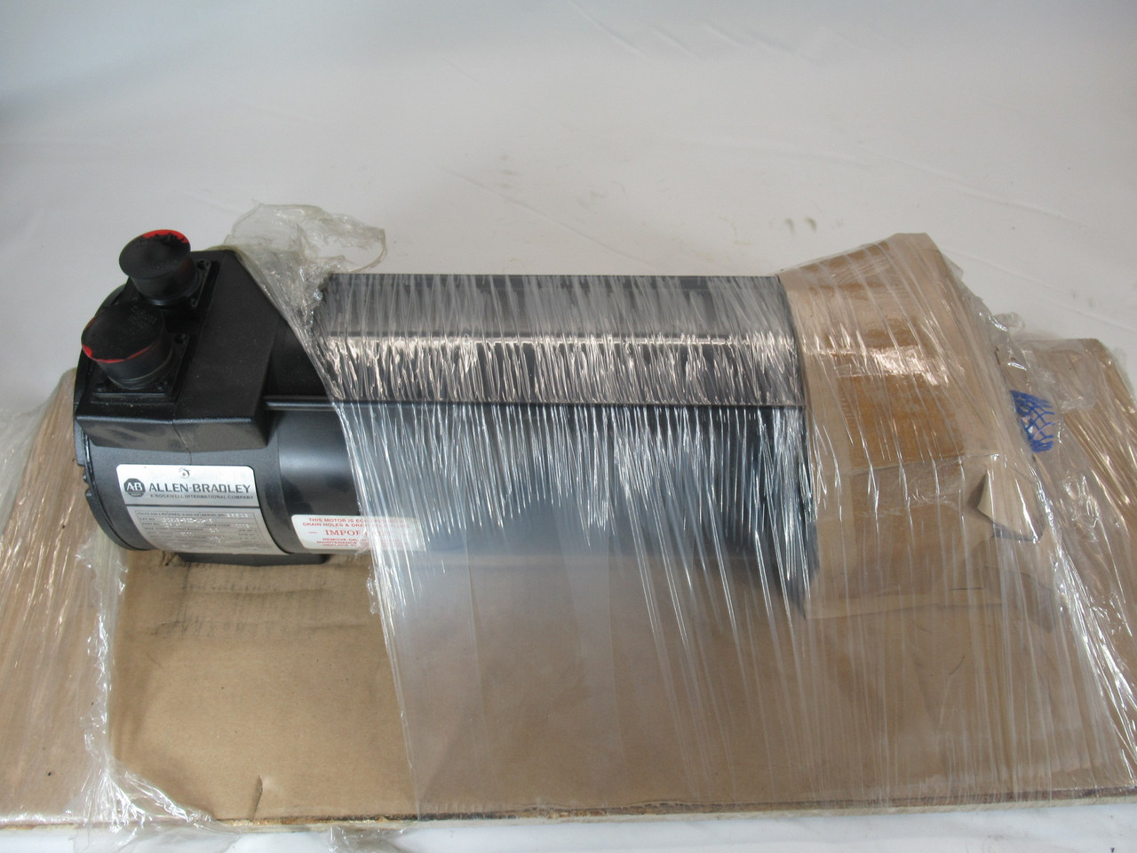 Allen-Bradley 1326AB-B2E-11-K5 Servo Motor 2.3kW 3000RPM 230V 102in-lb ! NEW !