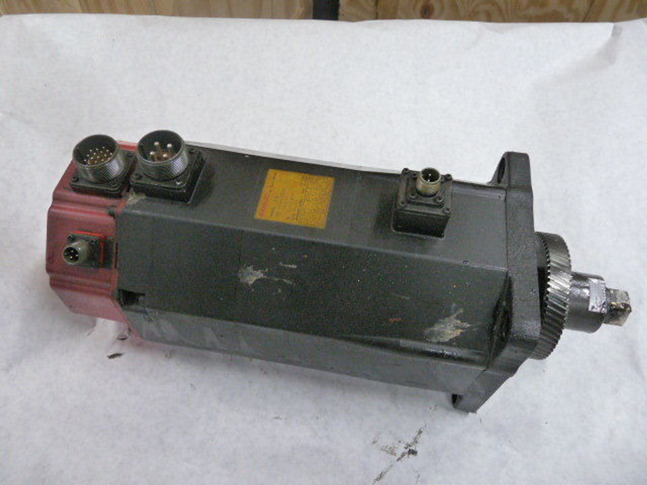 GE Fanuc A06B-0501-B751 AC Servo Motor 3Ph 11A 2000RPM 144V USED