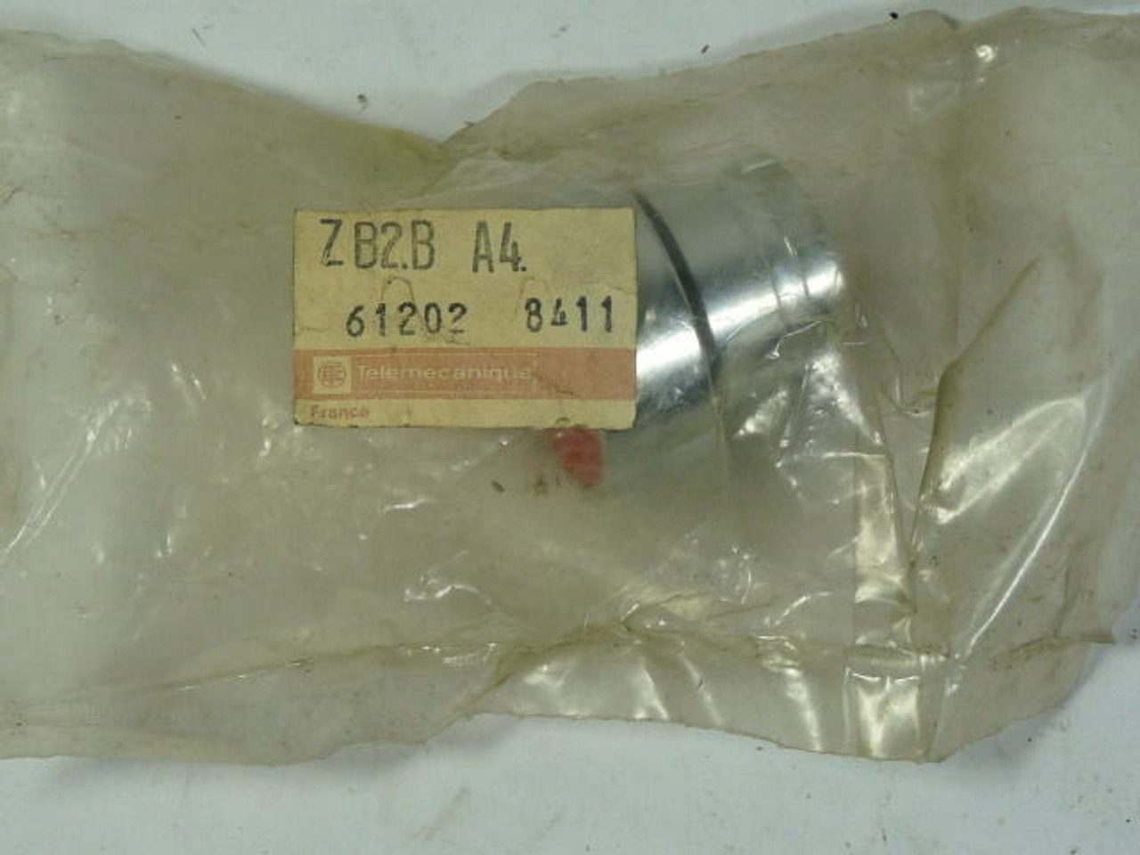 Telemecanique ZB2-BA4 Pushbutton Operator Flush Head Red ! NEW !