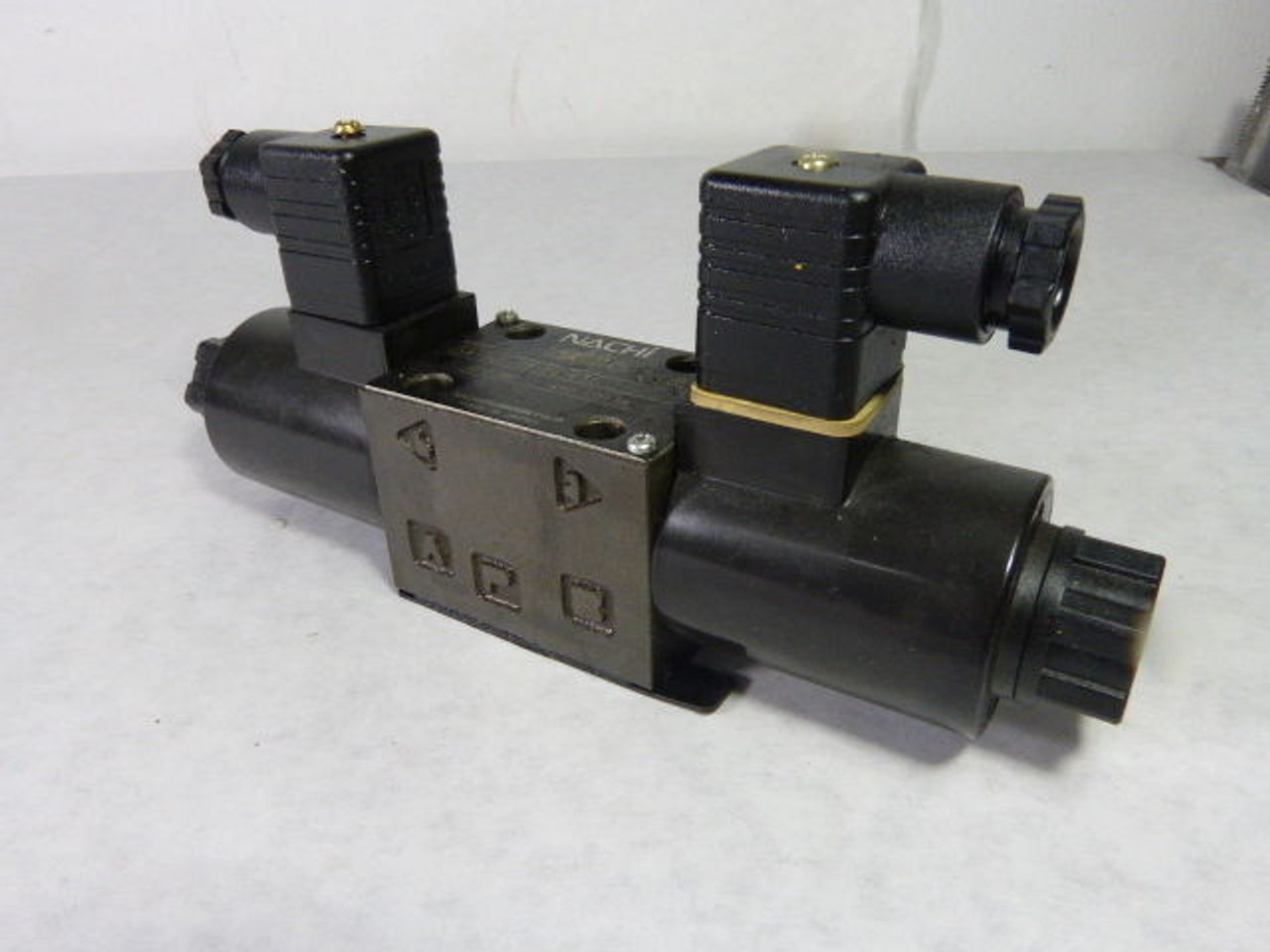 Nachi SA-G01-C5-02-E31 Directional Control Valve USED