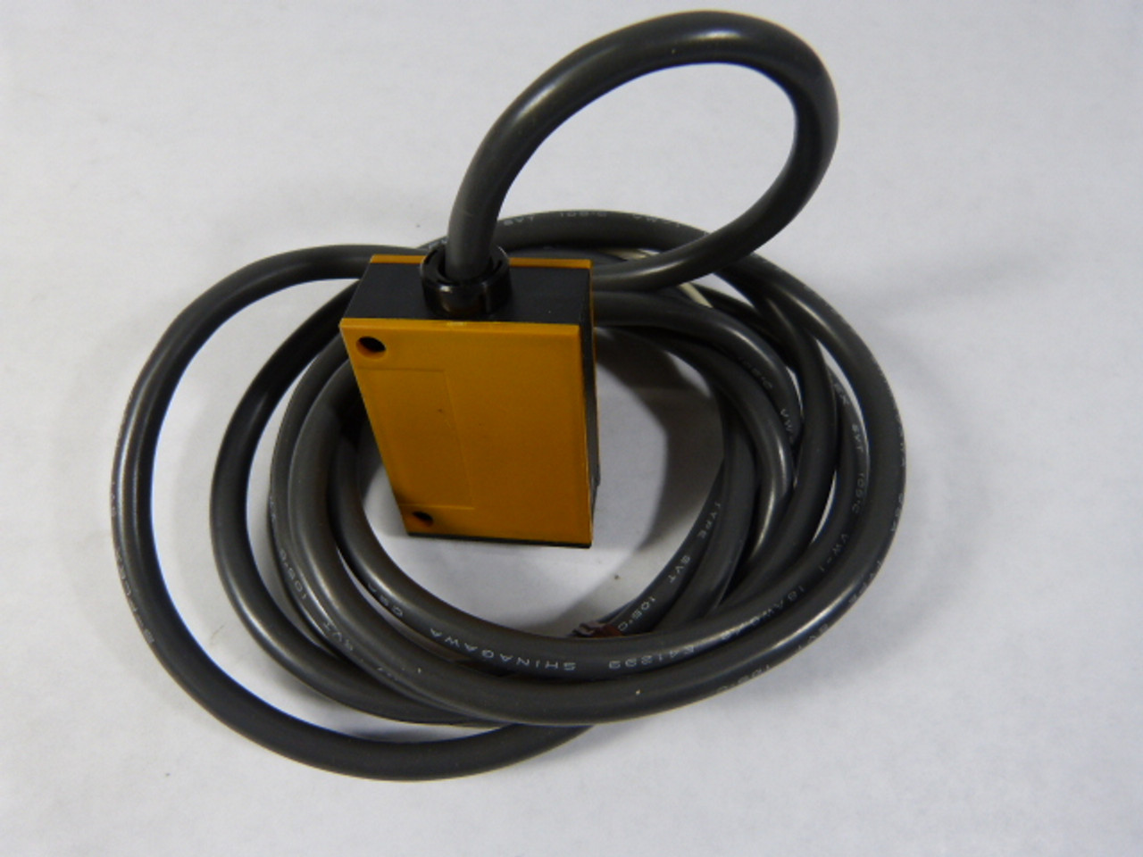 Omron E3E2-3L-US Proximity Switch 100-240V 50/60Hz NOP