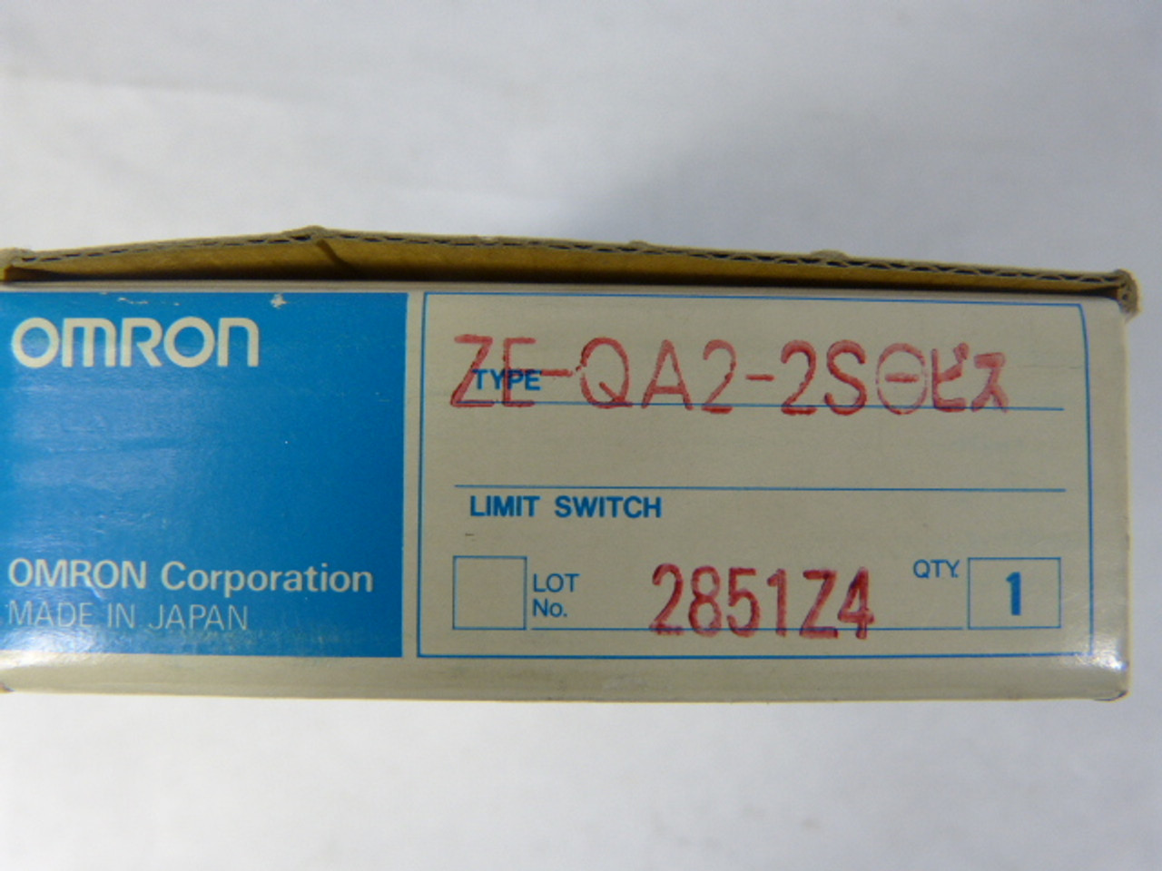 Omron ZE-QA2-2S Enclosed Limit Switch Roller Lever NEW