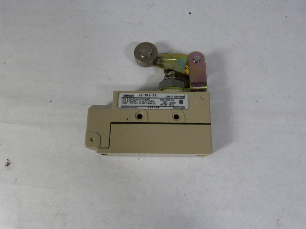 Omron ZE-QA2-2S Enclosed Limit Switch Roller Lever NEW
