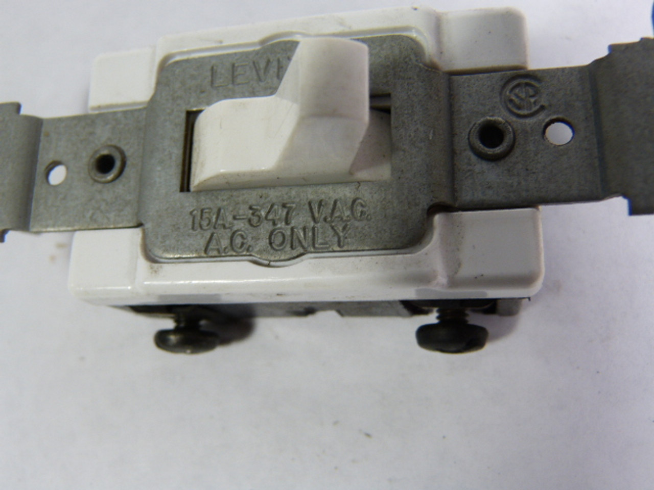 Leviton 18203-CW 3-Way Framed Switch 15A 347V AC/CA USED