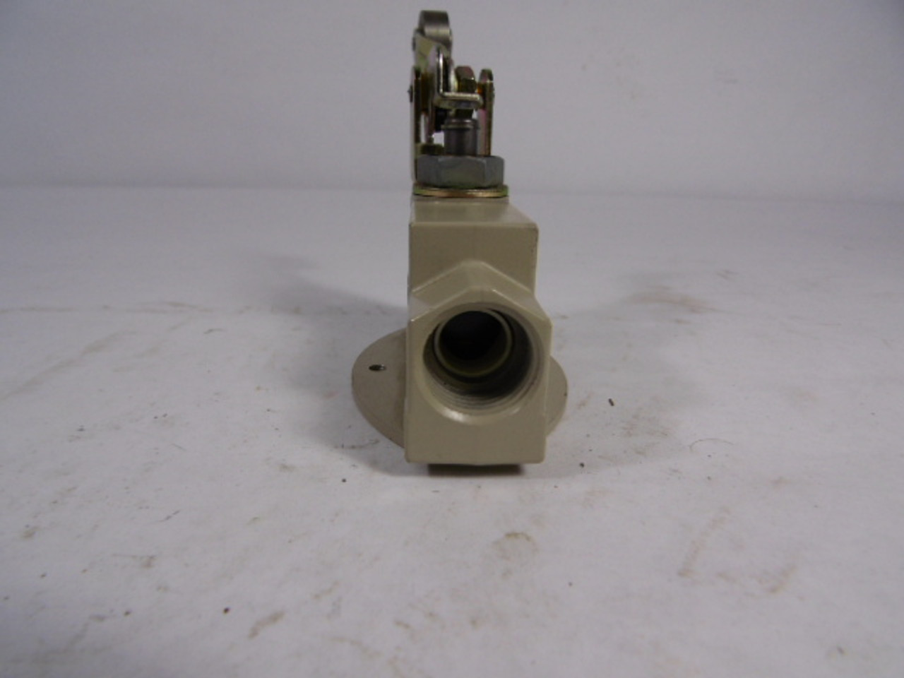 Omron ZE-QA2-2S Enclosed Limit Switch Roller Lever USED