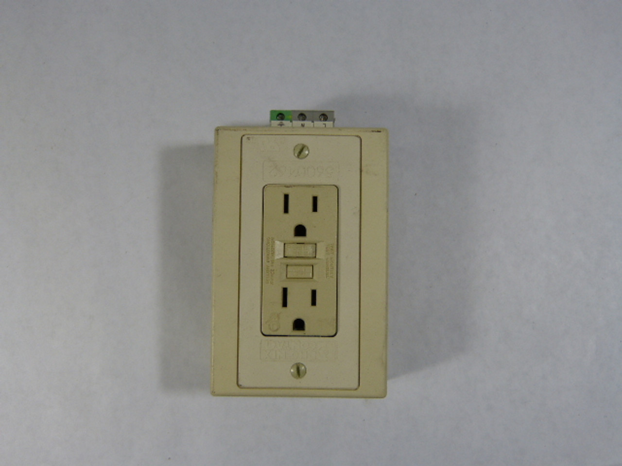 Phoenix Contact 5600462 EM-DUO/120/15/GFI Rail Mounted Double Socket USED