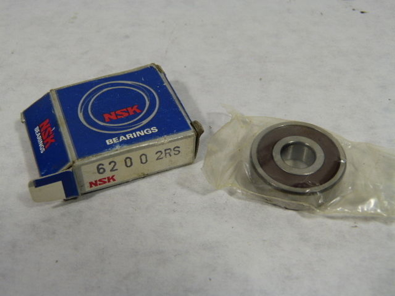 NSK 62002RS Rubber Sealed Bearing ! NEW !
