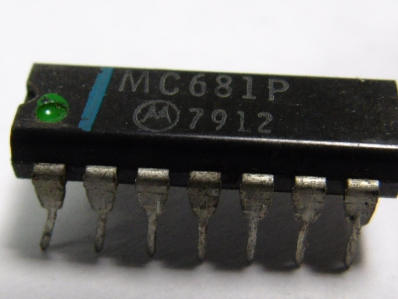 Motorola MC681P Hex Inverter 14-Pin USED