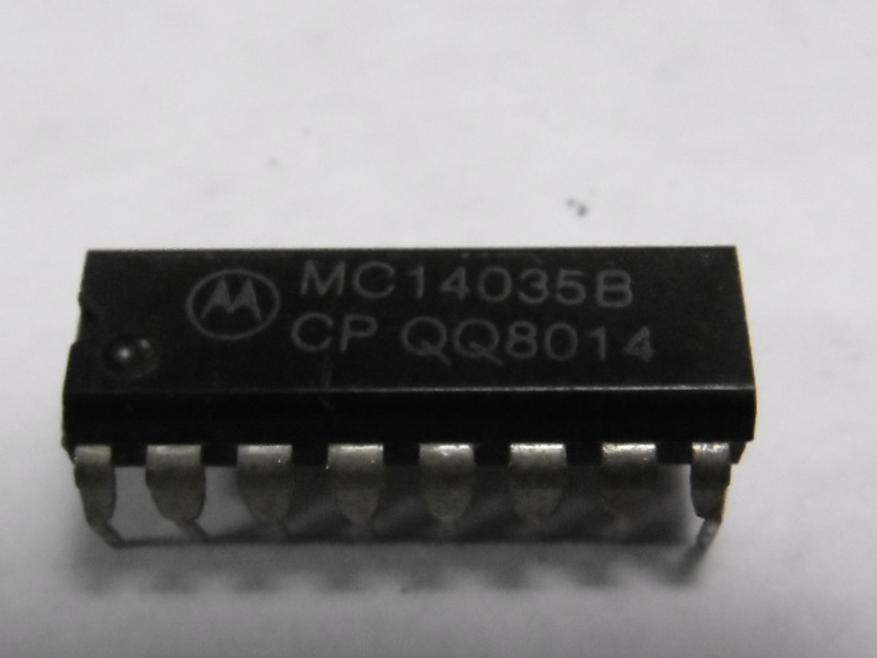 Motorola MC14035B 4-Bit Parallel In/Parallel Out Shift Register 16-Pin USED