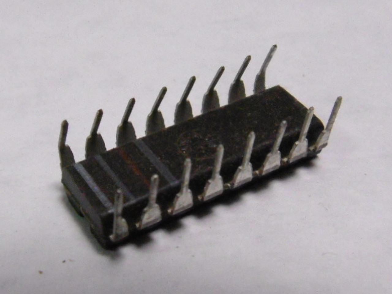 Motorola MC14035B 4-Bit Parallel In/Parallel Out Shift Register 16-Pin USED