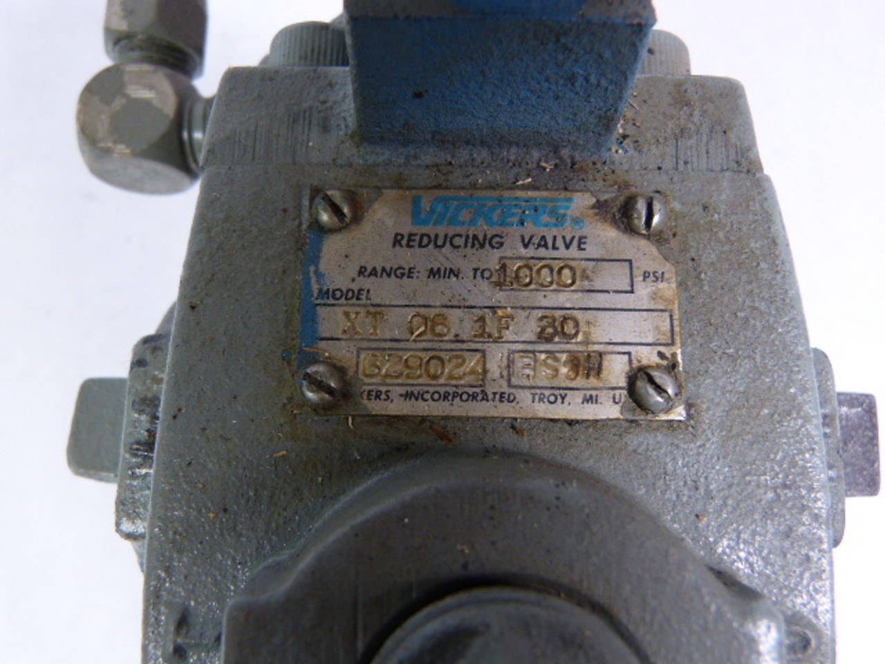 Vickers XT-06-1F-30 Reducing Valve Min 1000 PSI USED