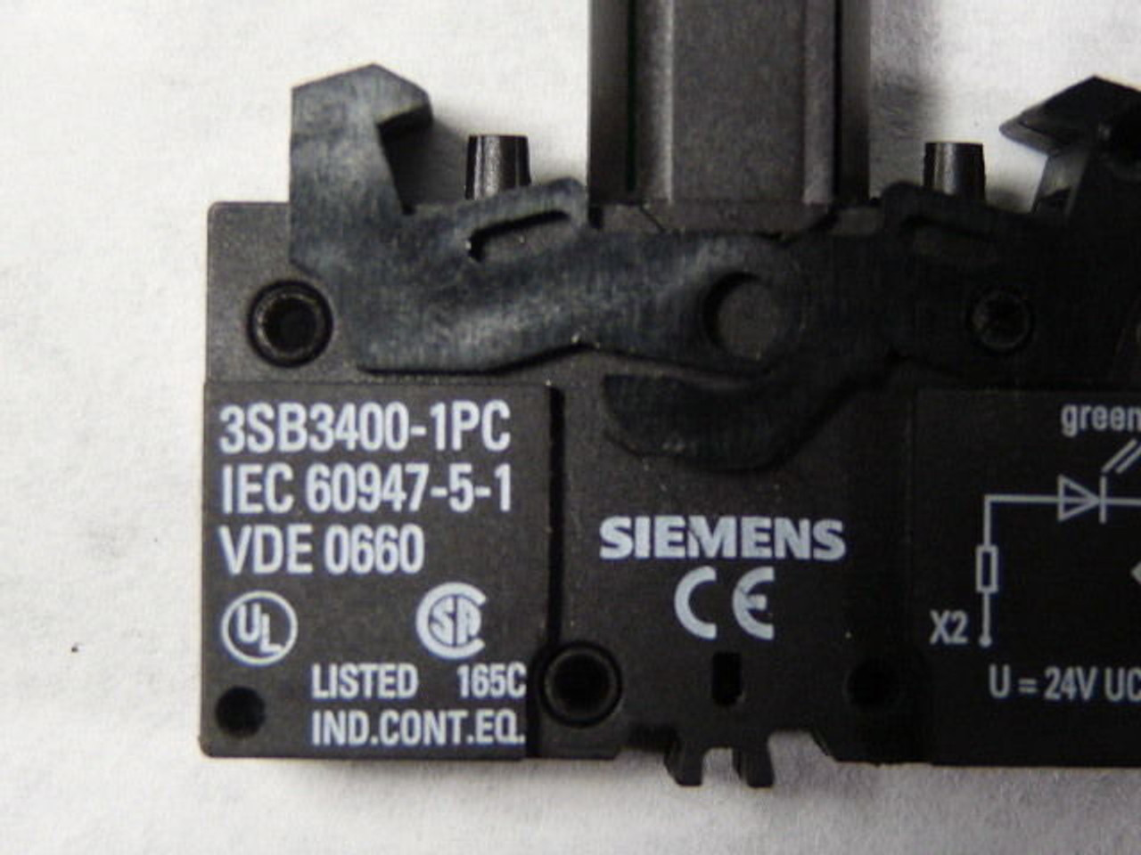 Siemens 3SB3400-1PC Integrated LED Lamp Holder - Green 24VDC USED