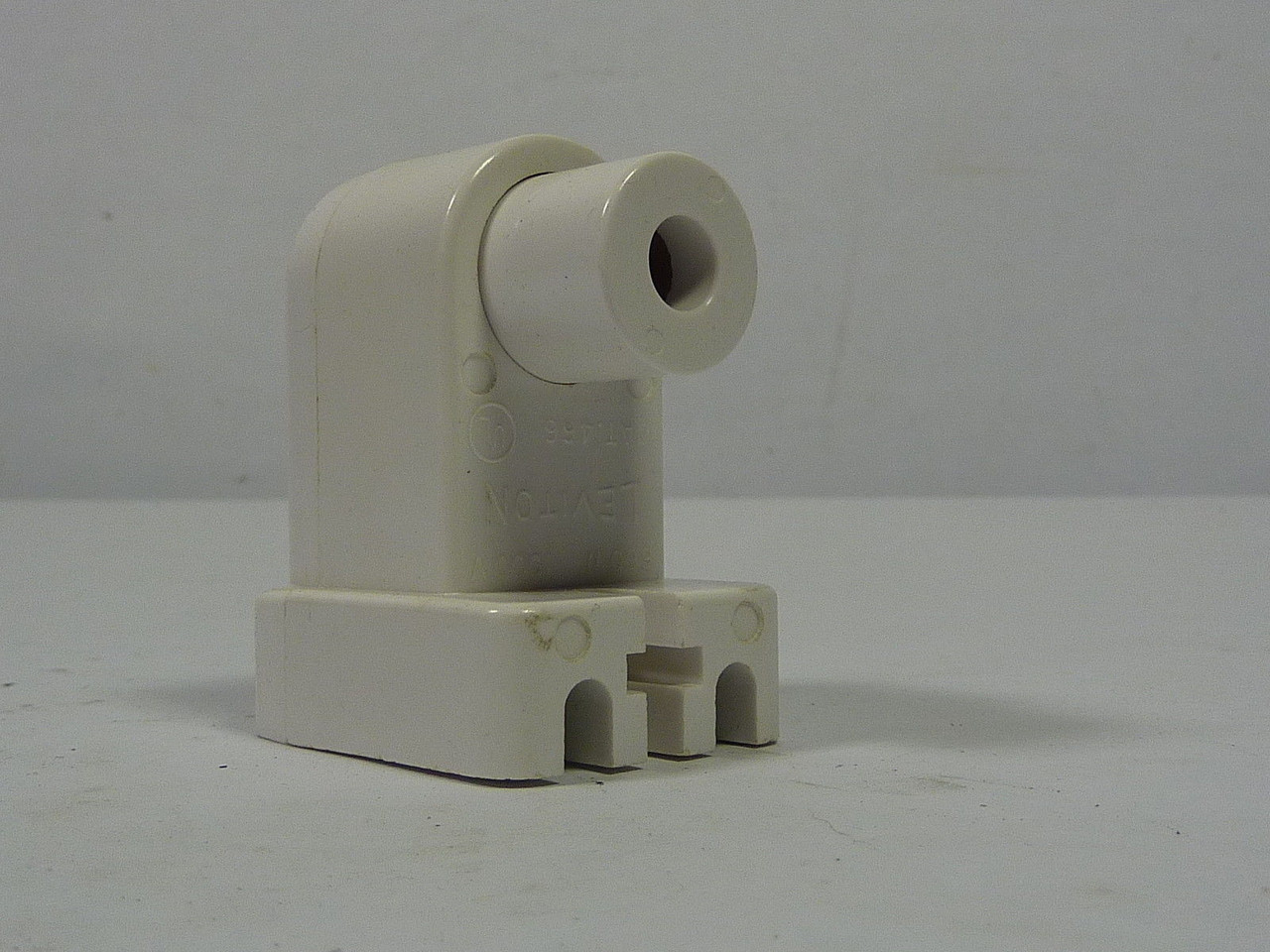 Leviton 466 Fluorescent Lamp Holder 660W 1000V Sold Individually ! NOP !