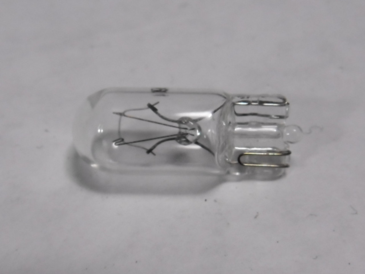 Eiko 194 Miniature Bulb Glass Wedge Base 14V 0.27A 3.78W 10-Pack ! NEW !