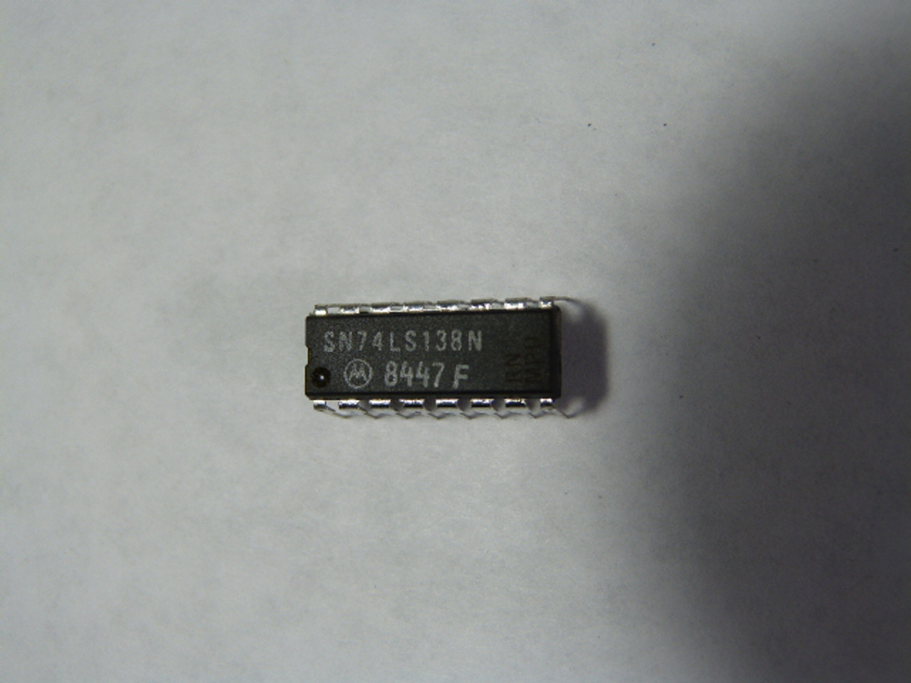 Motorola SN74LS138N Integrated Circuit Chip Decoder/Demux 3-8Line 16DIP NOP